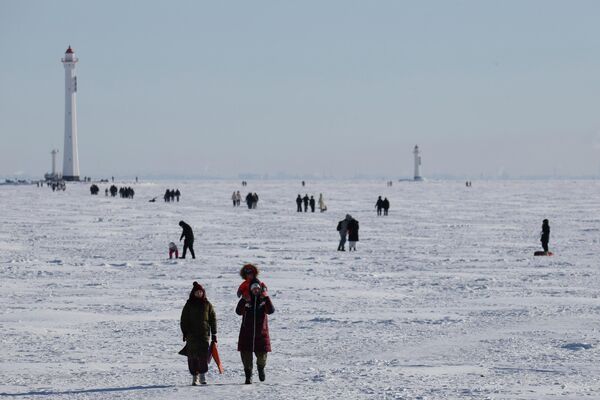 Задний Створный Маяк Санкт-Петербургского Морского Канала на замерзшем финском заливе в Санкт-Петербурге.  - Sputnik Беларусь