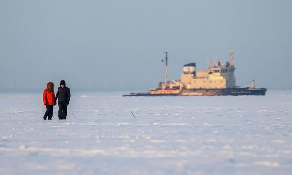 Горожане на замерзшем Финском заливе в Санкт-Петербурге - Sputnik Беларусь