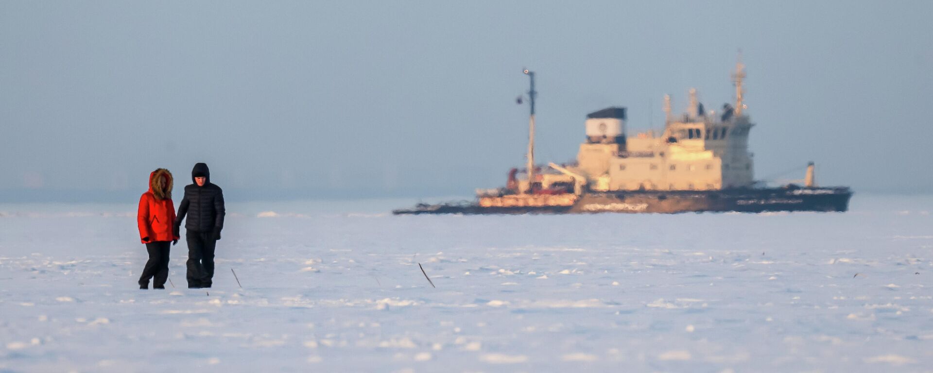 Гараджане на змёрзлым Фінскім заліве. На другім плане: ледакол Капитан Косолапов - Sputnik Беларусь, 1920, 25.02.2026
