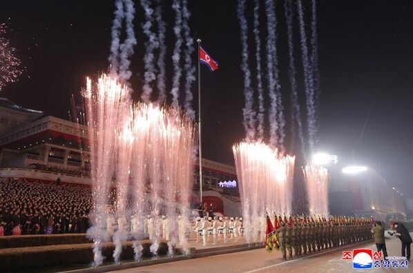 Фейерверк на военном параде в рамках IX съезда Трудовой партии Кореи.