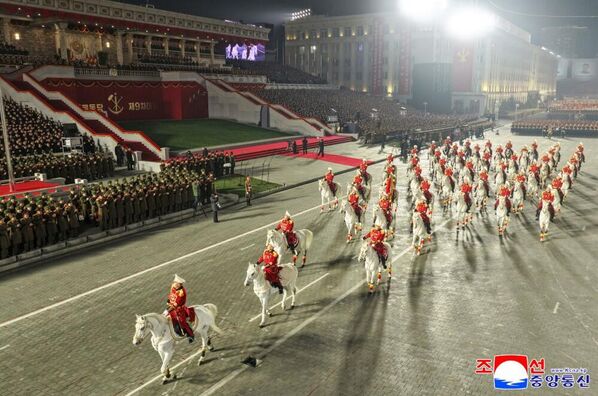 Конный военный расчет на параде в Пхеньяне. 