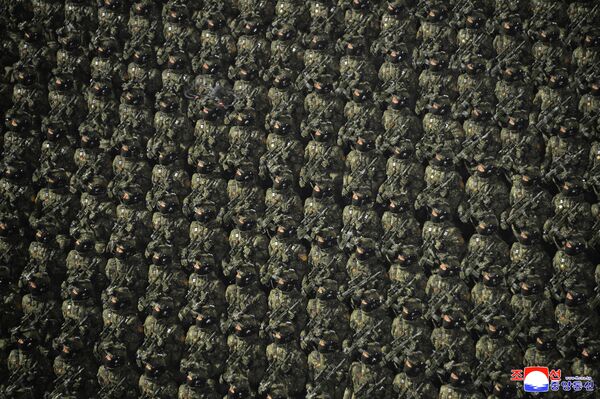 Военнослужащие принимают участие в военном параде в честь IX съезда Трудовой партии Кореи в Пхеньяне.