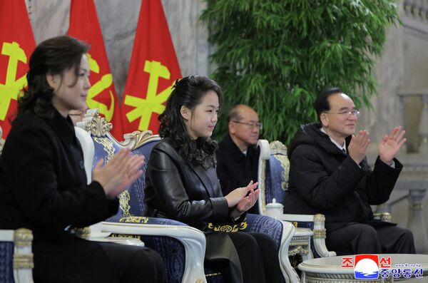 Ким Джу Э, дочь северокорейского лидера Ким Чен Ына (в центре кадра), присутствует на военном параде в честь IX съезда Трудовой партии Кореи в Пхеньяне.