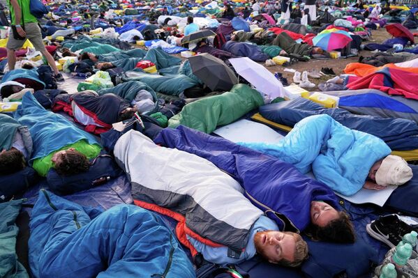Верующие спят на поле римского университета Тор Вергата перед мессой, которую отслужит Папа Лев XIV.