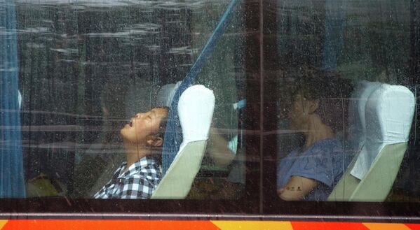 Пассажиры спят в автобусе в Шанхае.