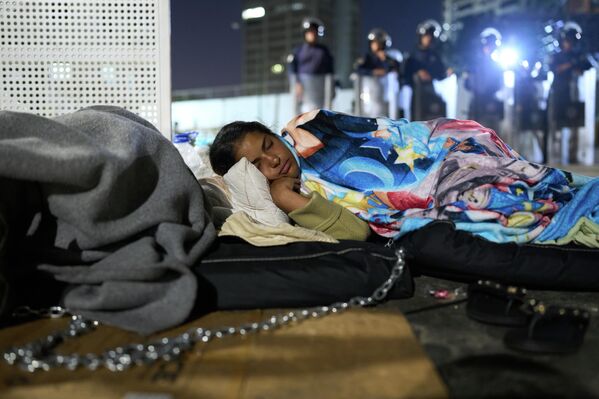 Яксодара Лосада спит у здания следственного изолятора в Каракасе (Венесуэла), ожидая освобождения своего мужа Джоэля Браво.