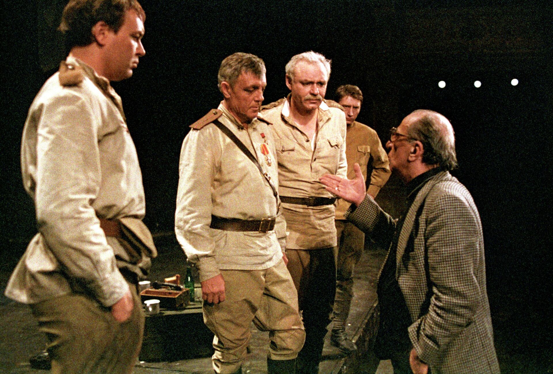 Театральный режиссер Георгий Товстоногов с артистами во время репетиции спектакля Рядовые - Sputnik Беларусь, 1920, 26.02.2026