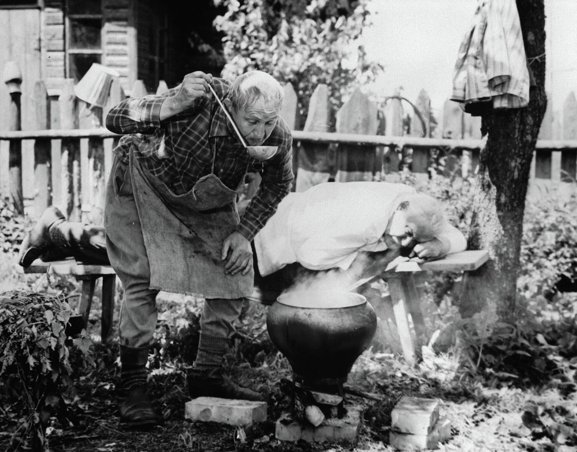 Борис Новиков и Всеволод Санаев в художественном фильме Белые росы - Sputnik Беларусь, 1920, 26.02.2026