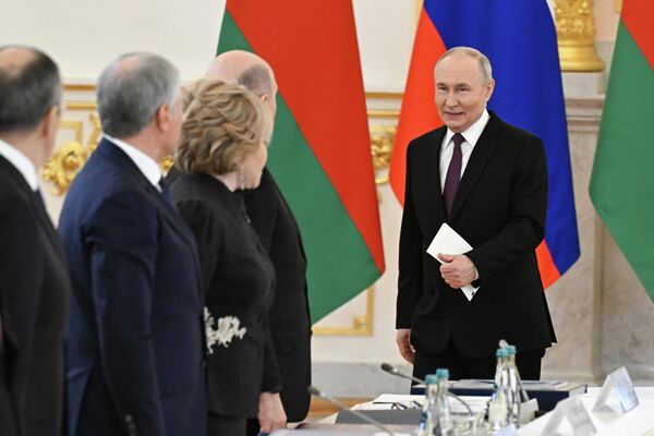 Прэзідэнт РФ Уладзімір Пуцін вітае членаў дэлегацый перад пасяджэннем ВДС у Маскве. - Sputnik Беларусь