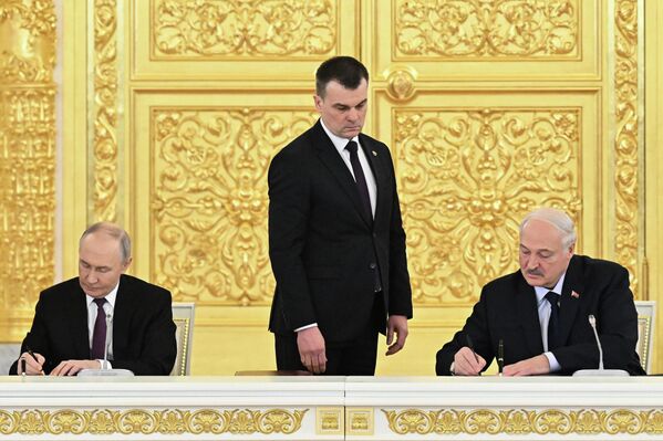 На пасяджэнні Вышэйшага Дзяржсавета лідары ​​Беларусі і Расіі падпісалі пакет дакументаў. Сярод іх – Пастанова ВДС аб стварэнні Камітэта па стандартызацыі і якасці Саюзнай дзяржавы. - Sputnik Беларусь