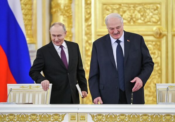 Прэзідэнт РФ Уладзімір Пуцін і прэзідэнт Беларусі Аляксандр Лукашэнка перад пачаткам пасяджэння Вышэйшага Дзяржаўнага Савета Саюзнай дзяржавы. - Sputnik Беларусь