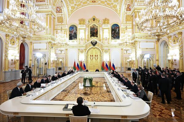 Дэлегацыі Расіі і Беларусі і прадстаўнікі СМІ дзвюх краін у чаканні лідараў перад пачаткам пасяджэння Вышэйшага Дзяржсавета Саюзнай дзяржавы. - Sputnik Беларусь