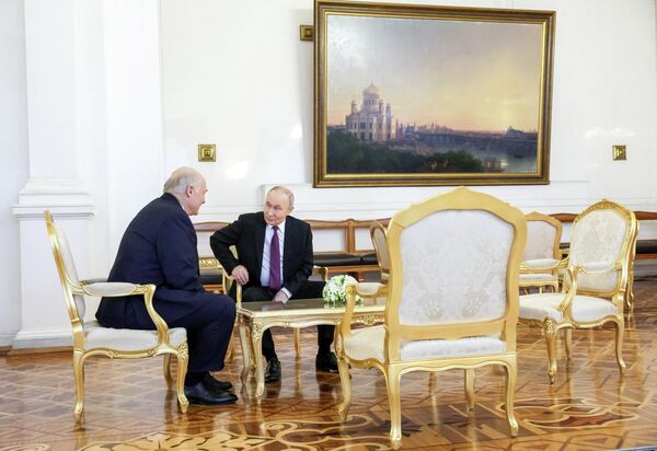 Перад стартам пасяджэння Вышэйшага Дзяржсавета прэзідэнты Расіі і Беларусі амаль гадзіну размаўлялі адзін на адзін... - Sputnik Беларусь