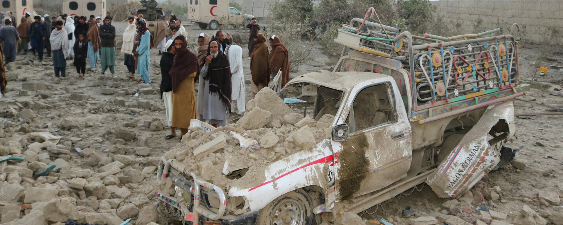 Мясцовыя жыхары на месцы авіяўдару ВПС Пакістана ў правінцыі Нангархар, Афганістан - Sputnik Беларусь, 1920, 27.02.2026