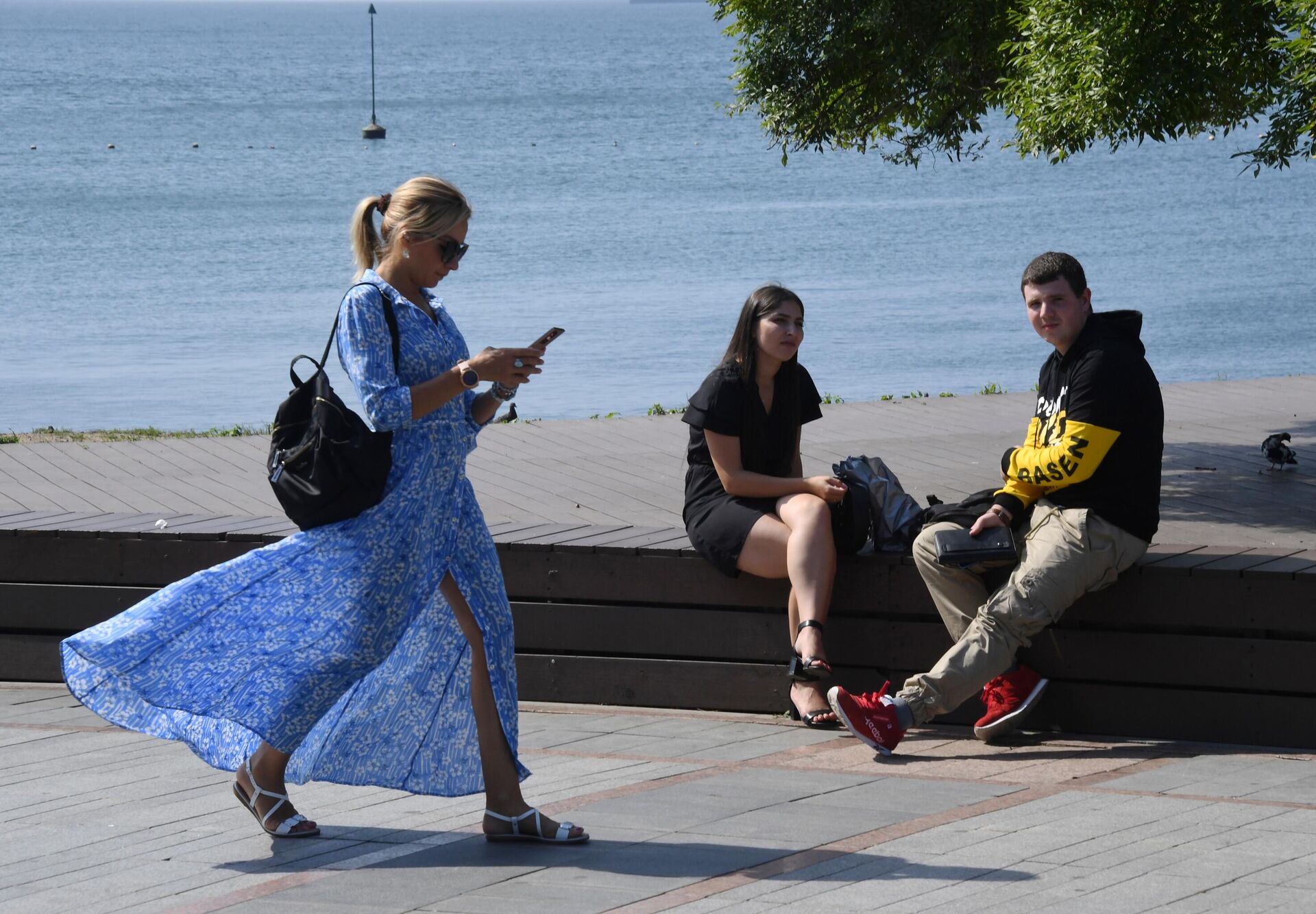 В моде остаются летние платья из легкой ткани - Sputnik Беларусь, 1920, 27.02.2026