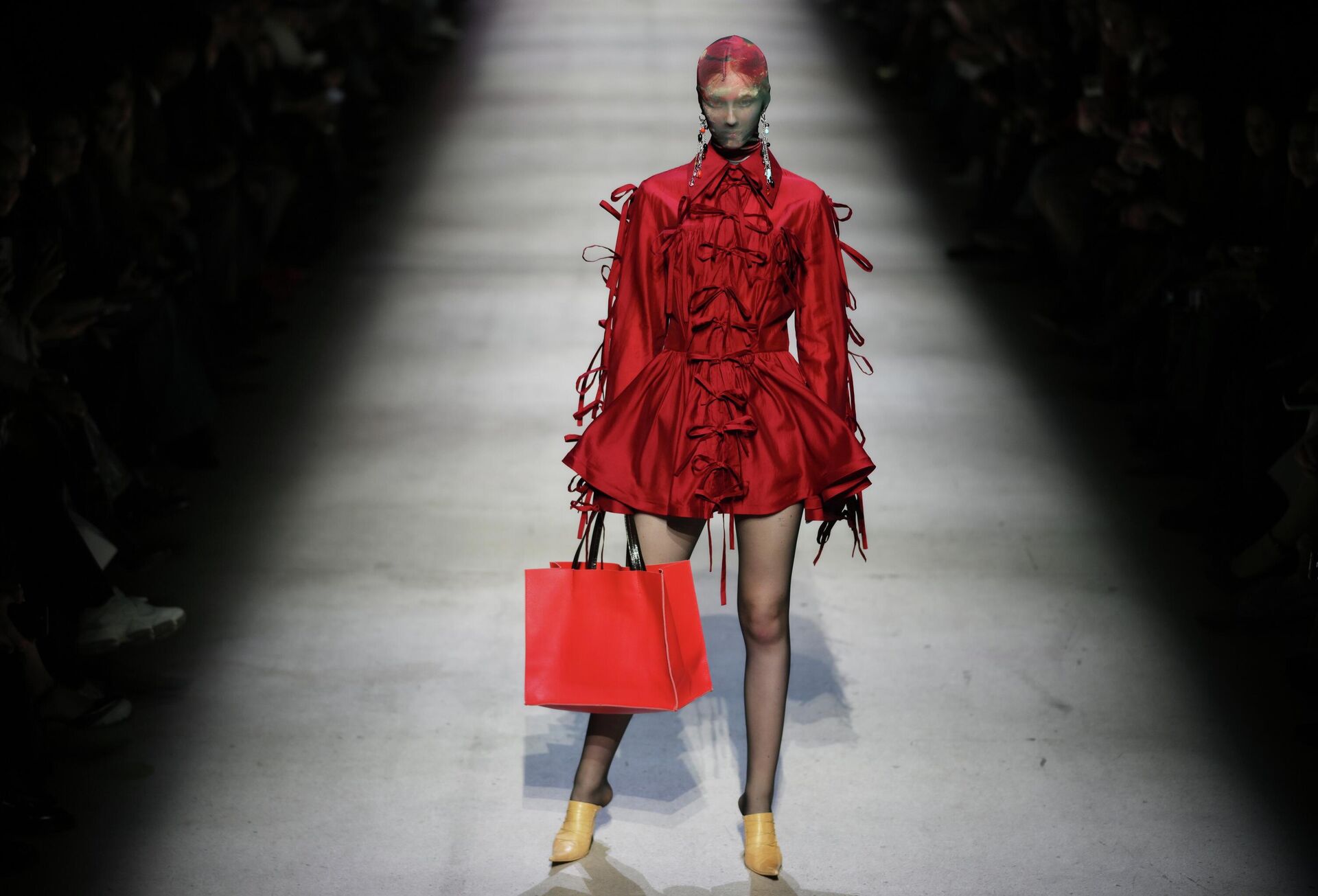 В моде снова большие сумки - Sputnik Беларусь, 1920, 27.02.2026