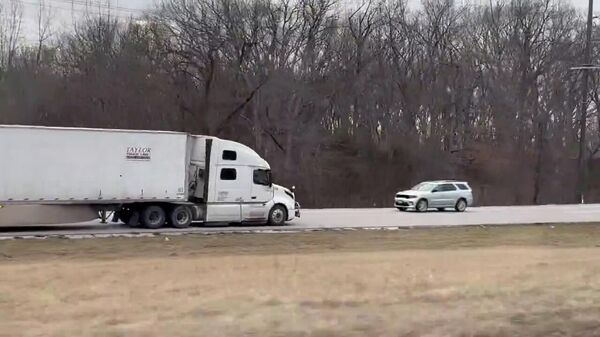 Иностранец за рулем фуры устроил зрелище в США - Sputnik Беларусь