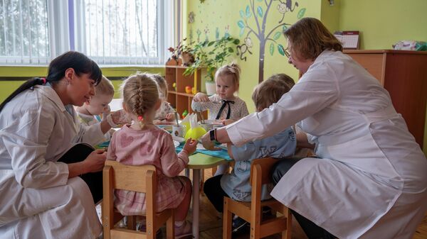 Борщ на обед и тихий час: как работают ясли для детей до двух лет - Sputnik Беларусь