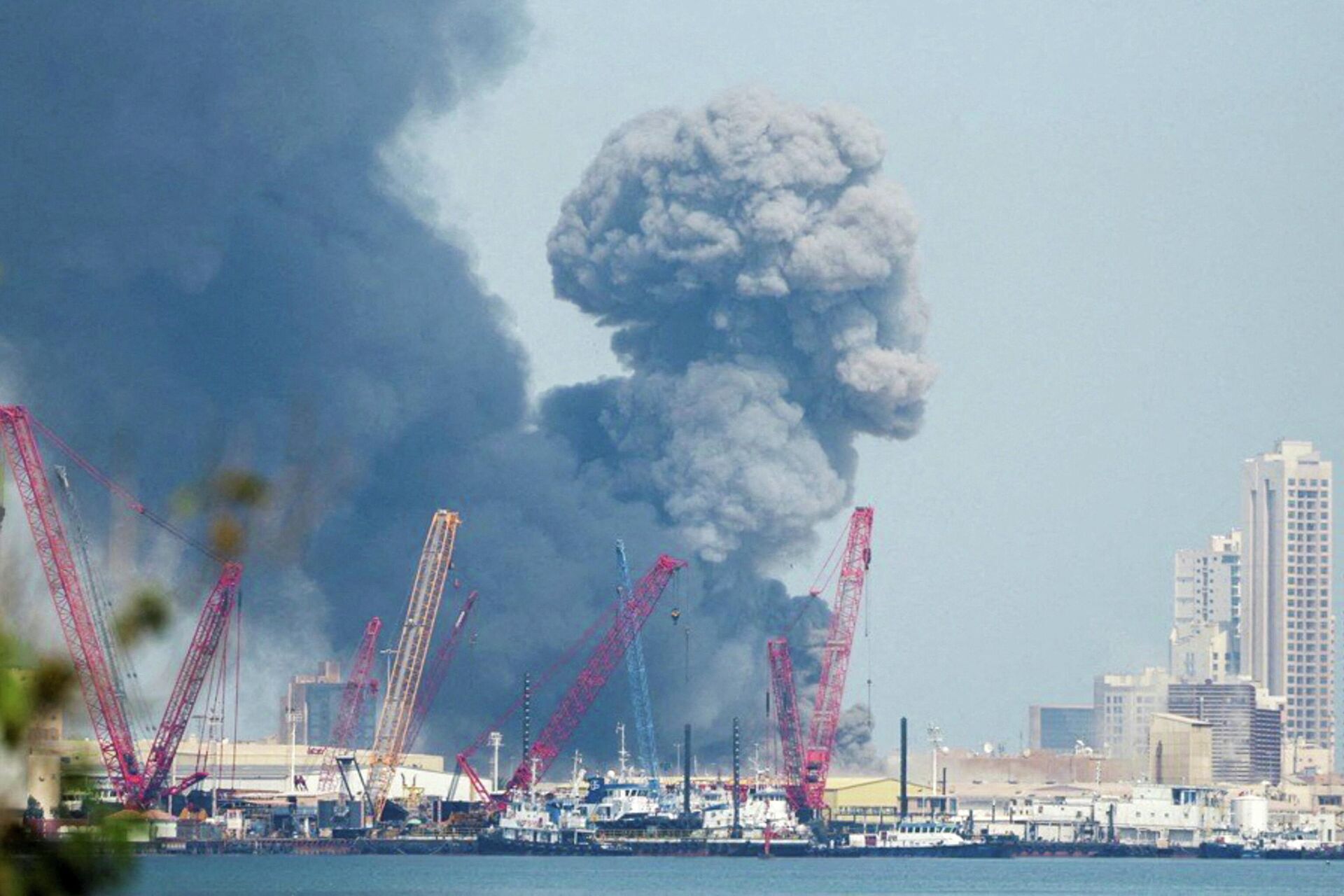 Взрыв в Бахрейне после атаки США по Ирану - Sputnik Беларусь, 1920, 01.03.2026