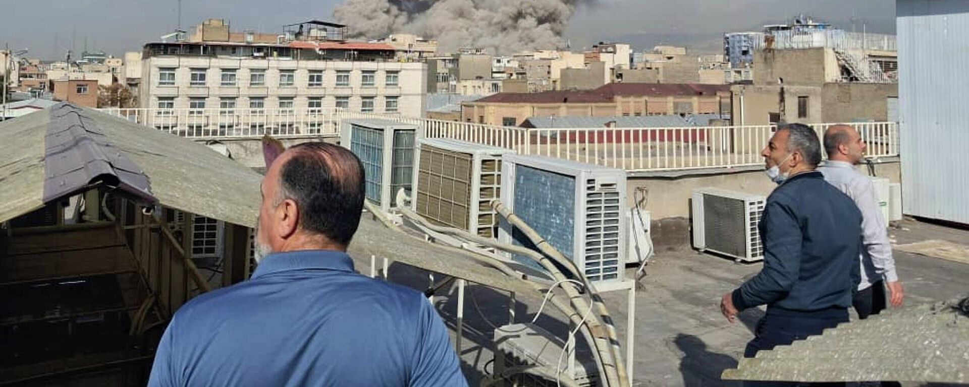 Людзі назіраюць за дымам, які падымаецца над гарызонтам пасля выбуху ў Тэгеране, Іран - Sputnik Беларусь, 1920, 01.03.2026