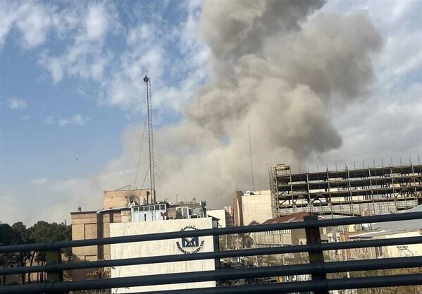 В Тегеране утром было слышно как минимум два взрыва, и наблюдался густой дым. - Sputnik Беларусь