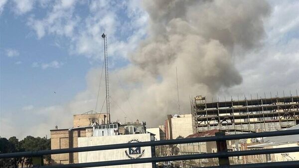 Дым поднимается в Тегеране после израильских ударов - Sputnik Беларусь