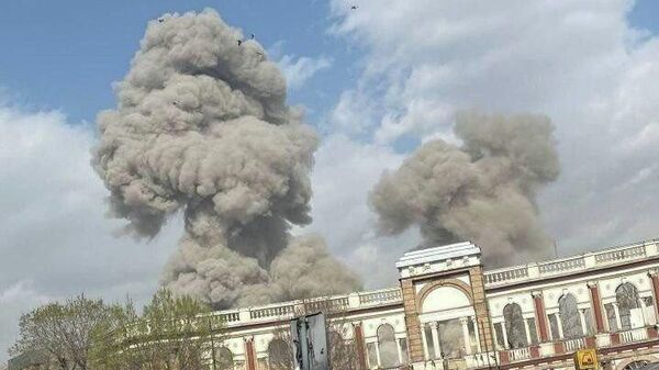 Люди наблюдают за поднимающимся над горизонтом дымом после взрыва в Тегеране, Иран - Sputnik Беларусь