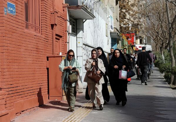 Люди в Тегеране бегут в укрытие после взрыва, произошедшего после заявления Израиля о нанесении превентивного удара по Ирану. - Sputnik Беларусь