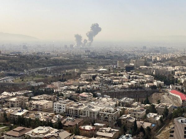 Дым поднимается над Тегераном после ударов Израиля и США по Ирану. Аэрофотосъемка. - Sputnik Беларусь