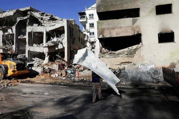 Чалавек нясе абломкі на месцы іранскага ракетнага ўдару па жылым будынку пасля таго, як Іран пачаў ракетныя абстрэлы пасля атак ЗША і Ізраіля, Тэль-Авіў, Ізраіль. - Sputnik Беларусь