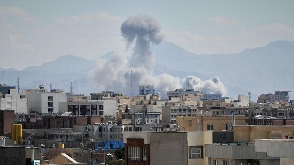 Слуп дыму падымаецца над Тэгеранам пасля ўдару - Sputnik Беларусь