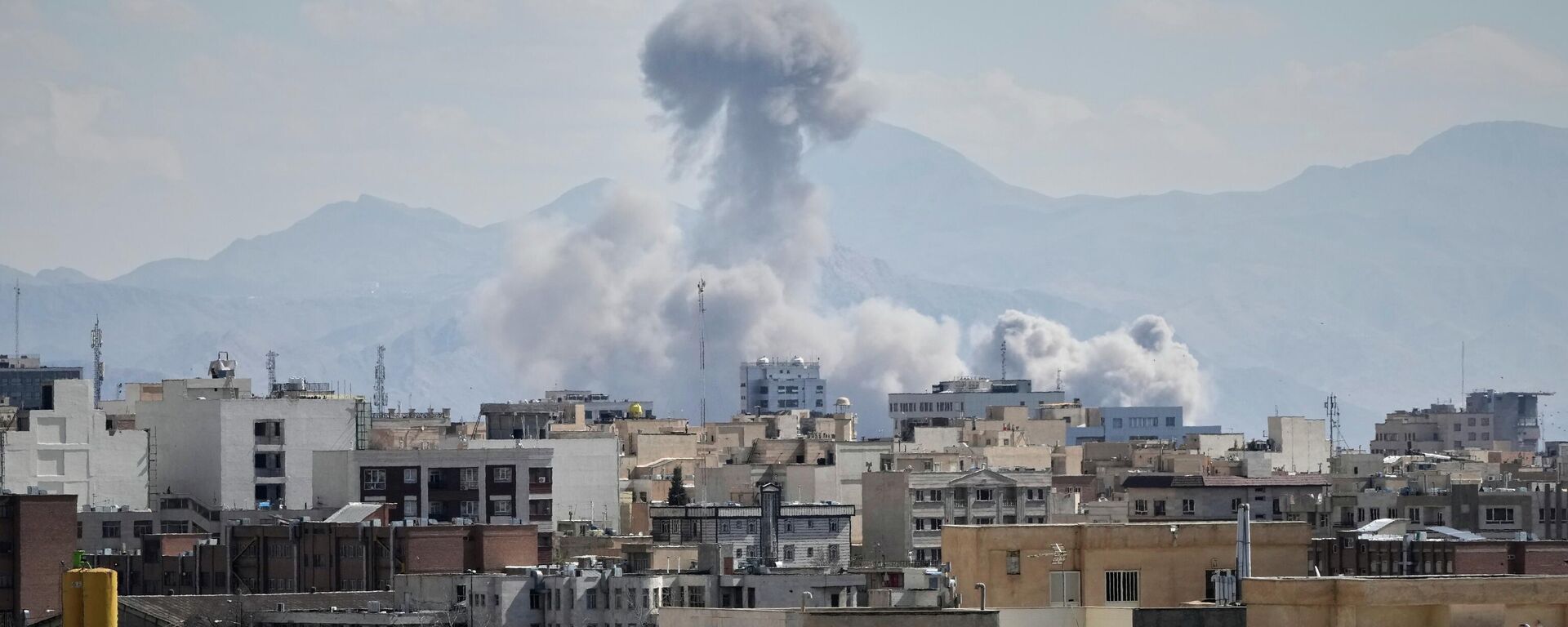 Слуп дыму ўзнімаецца над Тэгеранам пасля ўдару - Sputnik Беларусь, 1920, 05.03.2026