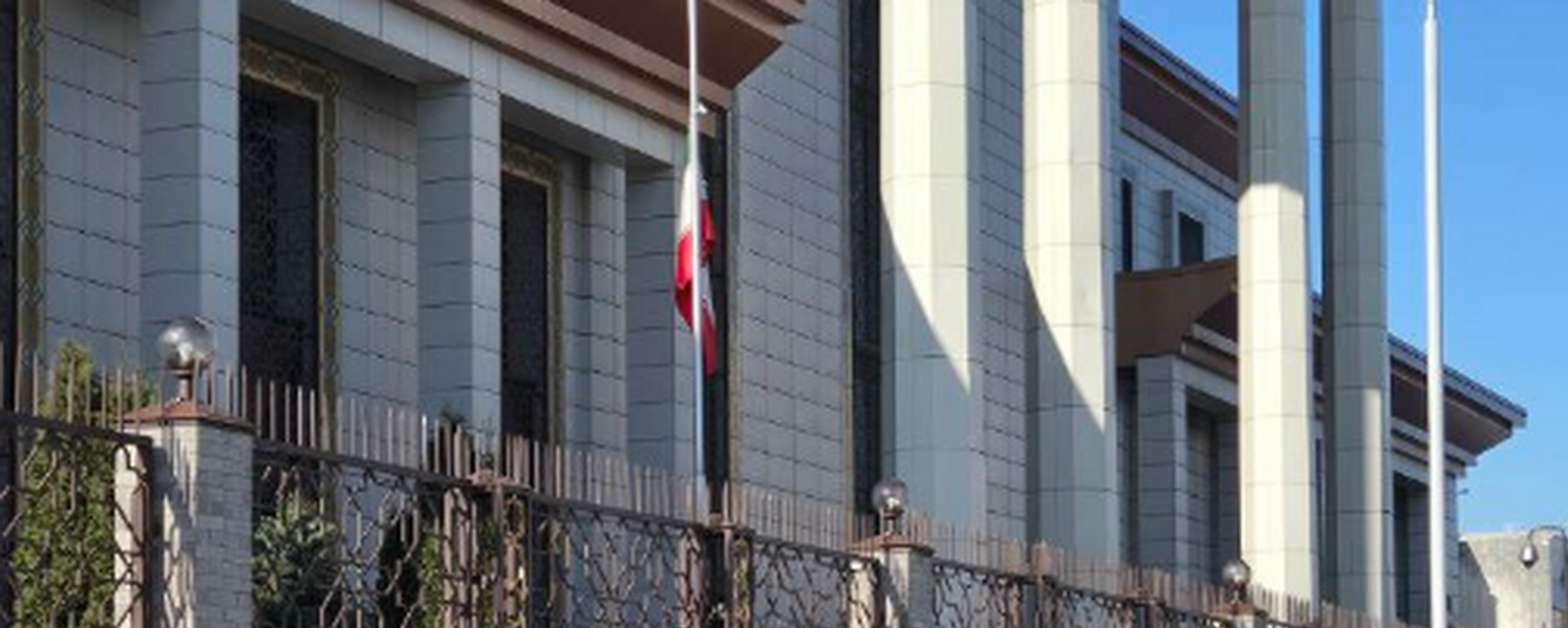 Посольство Ирана приспустило флаг