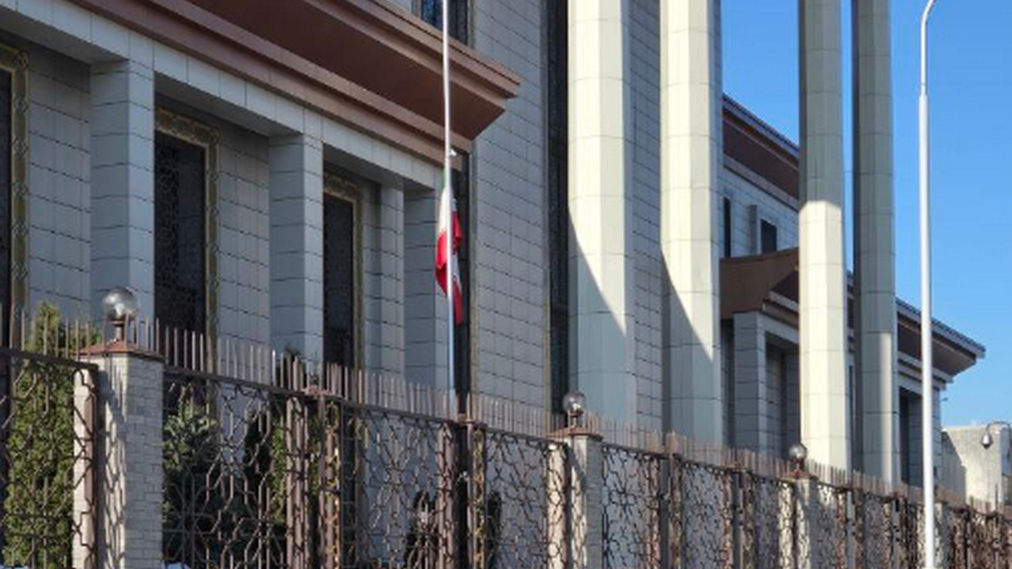 Посольство Ирана в Минске приспустило флаг в знак траура по Хаменеи