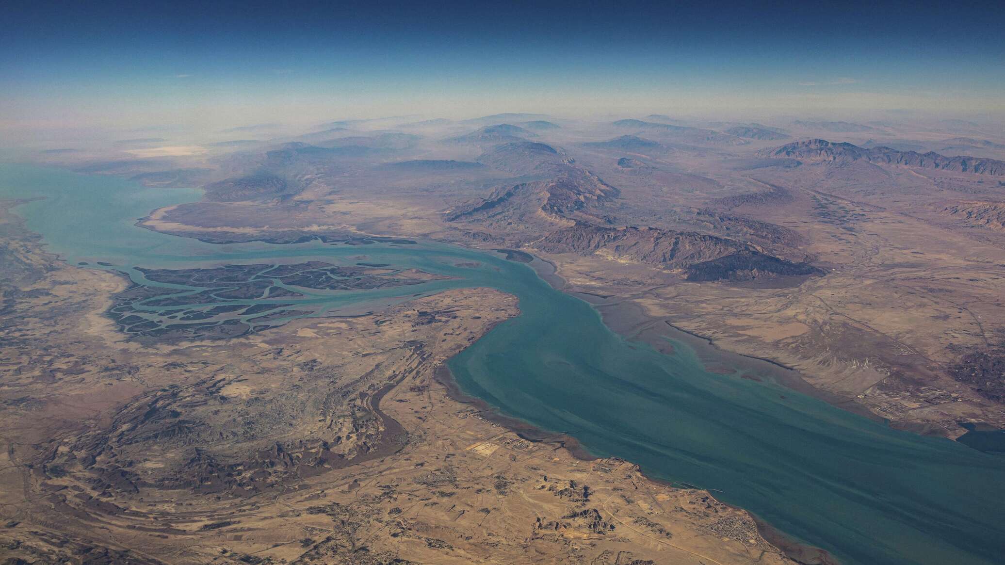 Нефтяной танкер, попавший под удар в Ормузском проливе, начал тонуть