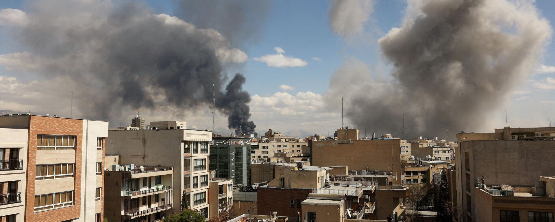 Дым над Тэгеранам пасля авіяўдараў - Sputnik Беларусь, 1920, 02.03.2026