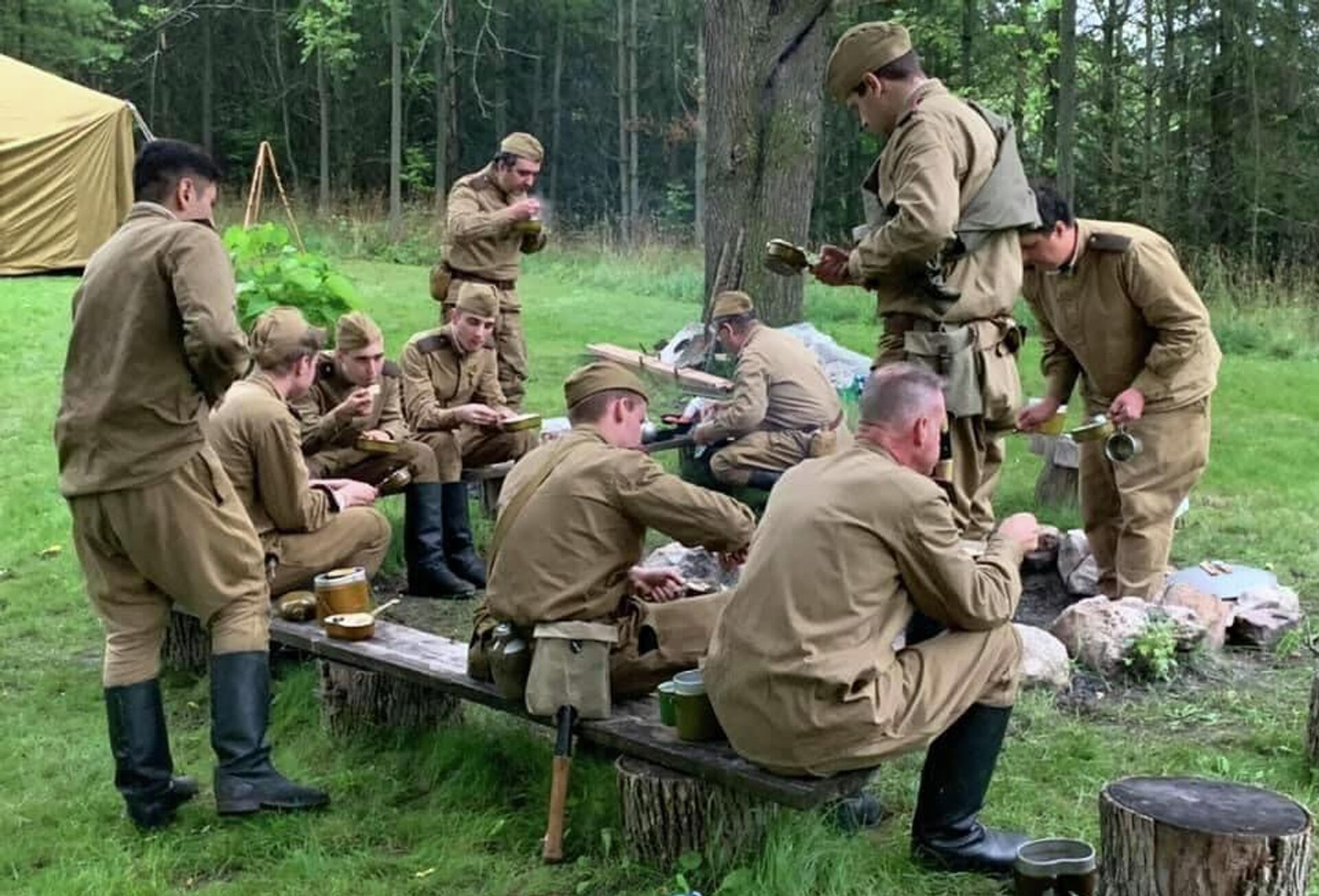Члены военно-исторического клуба 191-я стрелковая дивизия на привале