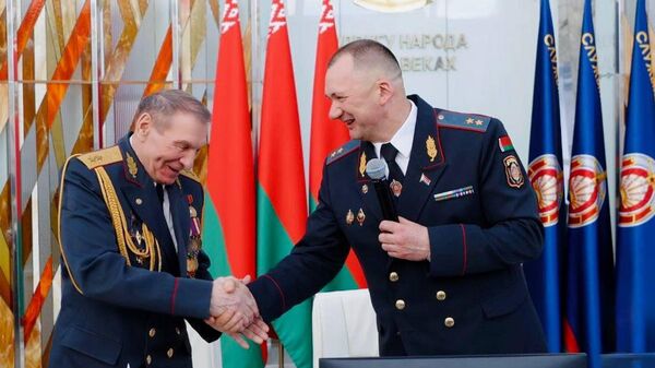 Глава МВД Беларуси Иван Кубраков вручает генеральские часы экс-министру внутренних дел Валентину Агольцу - Sputnik Беларусь