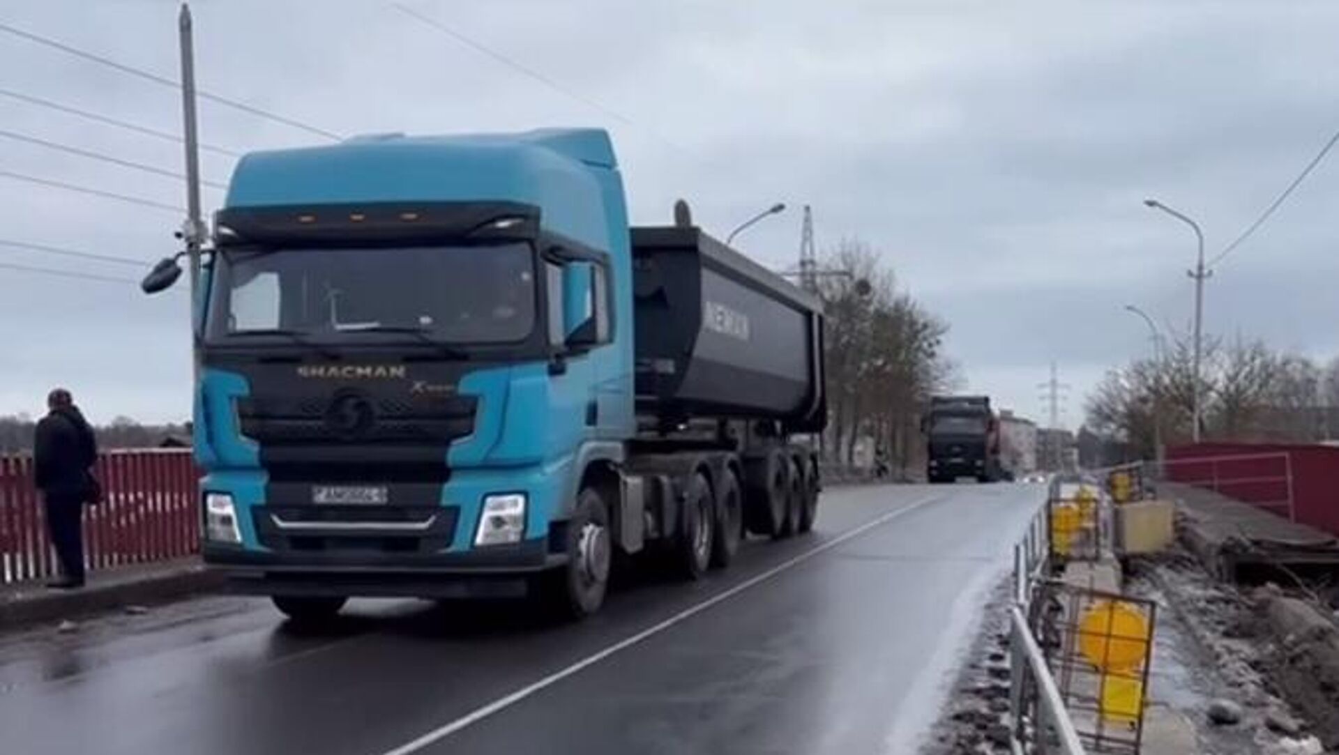 Грузовики едут по путепроводу в Бобруйске - Sputnik Беларусь, 1920, 03.03.2026