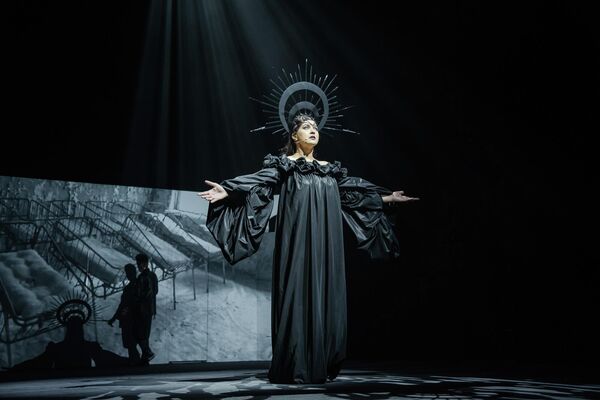 Вера Полякова-Макей в спектакле &quot;Мастер и Маргарита&quot; на сцене Театра юного зрителя - Sputnik Беларусь