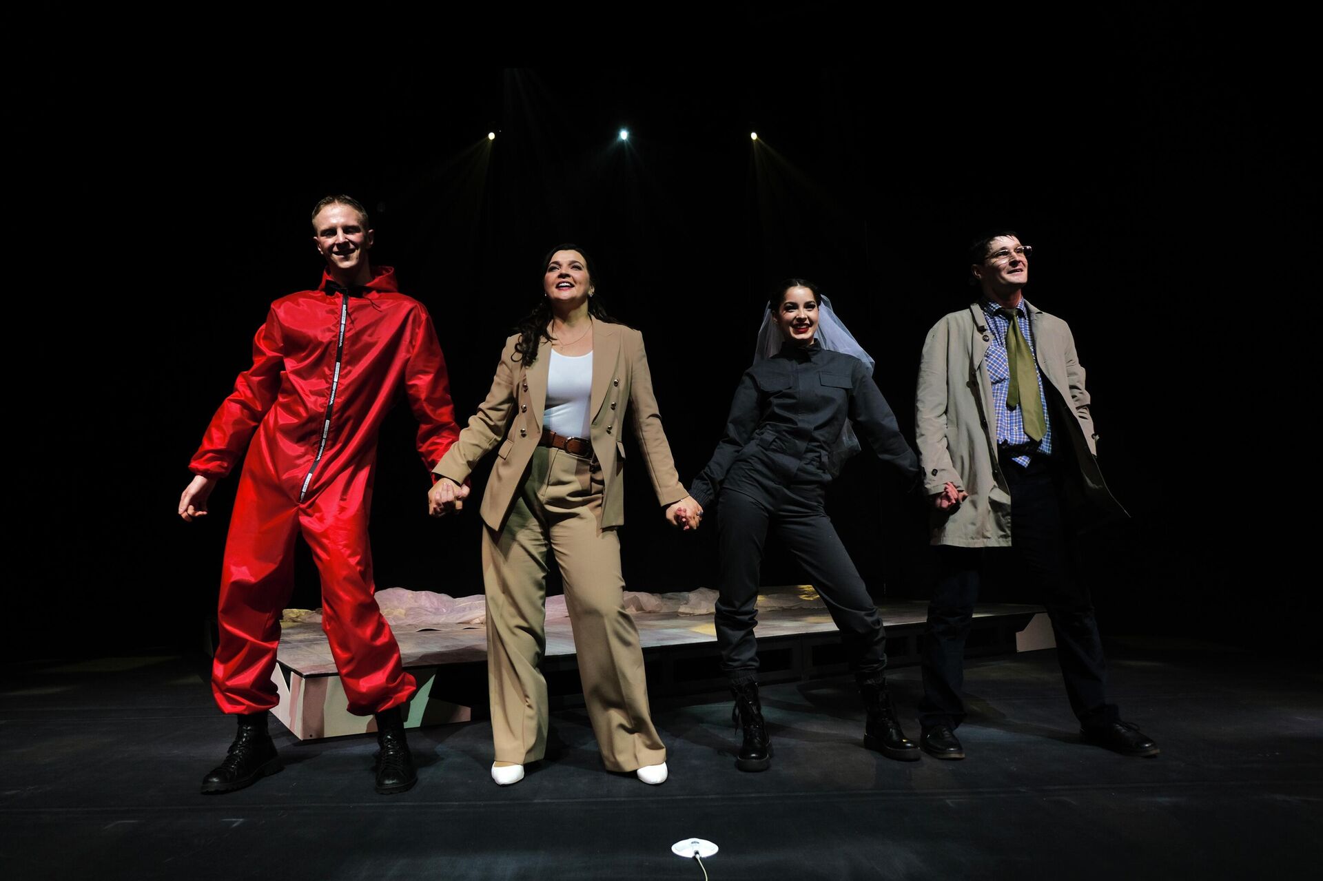 Вера Полякова-Макей с коллегами по спектаклю Букет на сцене театра юного зрителя. - Sputnik Беларусь, 1920, 03.03.2026