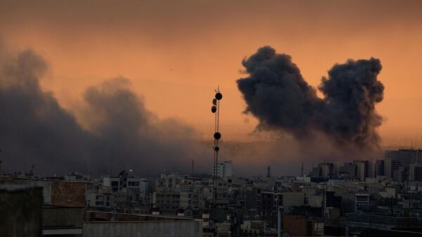 Столбы дыма над Тегераном - Sputnik Беларусь