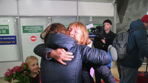 Пассажиров вывозного рейса из ОАЭ встречают в аэропорту - Sputnik Беларусь