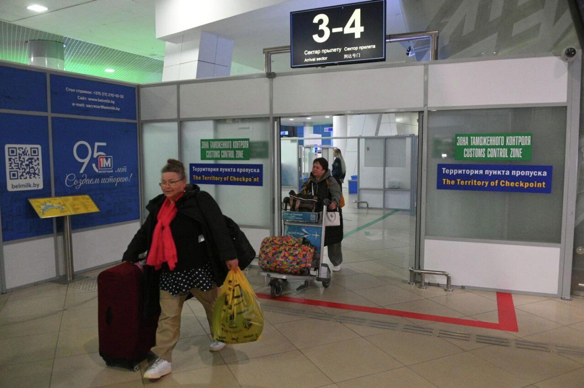 Пассажиры вывозного рейса из ОАЭ в аэропорту - Sputnik Беларусь, 1920, 04.03.2026