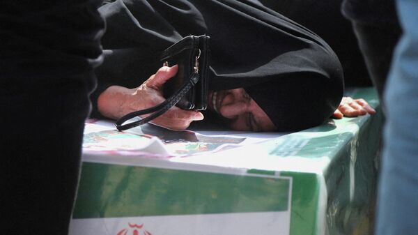 Иранская женщина оплакивает своего ребенка, погибшего в результате ракетной атаки на школу - Sputnik Беларусь