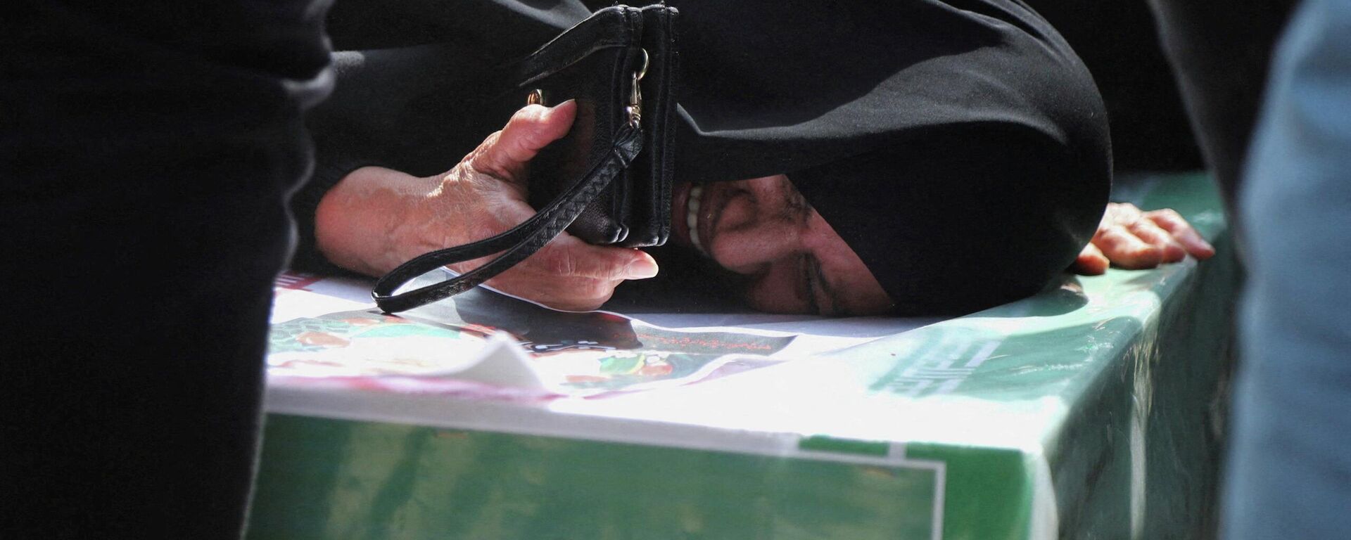 Іранская жанчына аплаквае сваё дзіця, якое загінула ў выніку атакі ЗША на школу ў Тэгеране - Sputnik Беларусь, 1920, 04.03.2026