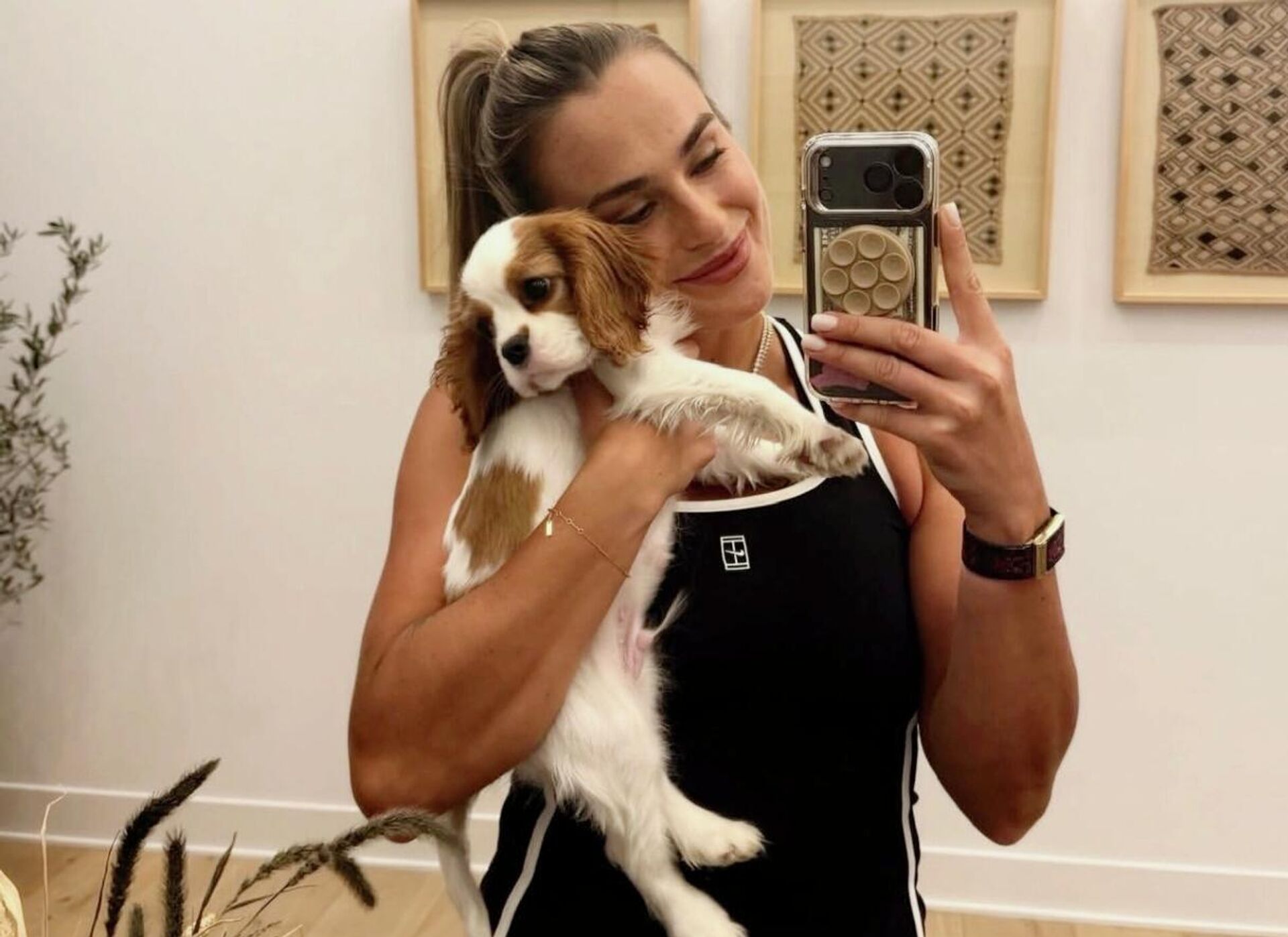 Арина Соболенко и пес по кличке Эш - Sputnik Беларусь, 1920, 04.03.2026