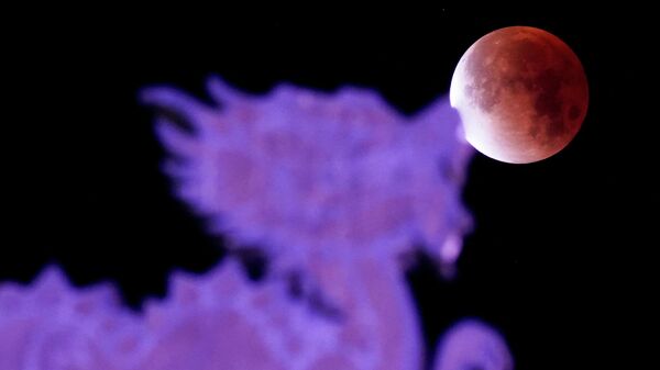Кровавая луна восходит над главным входом в Ла-Чинеска, Мексика - Sputnik Беларусь