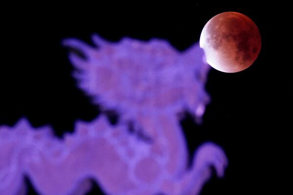 &amp;quot;Кровавая луна&amp;quot; взошла над главным входом в исторический китайский квартал Ла-Чинеска в Мехикали, Мексика.