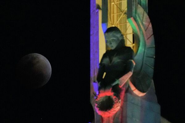 Полное лунное затмение наблюдалось с мемориального комплекса Кесон в городе Кесон-Сити, Филиппины.